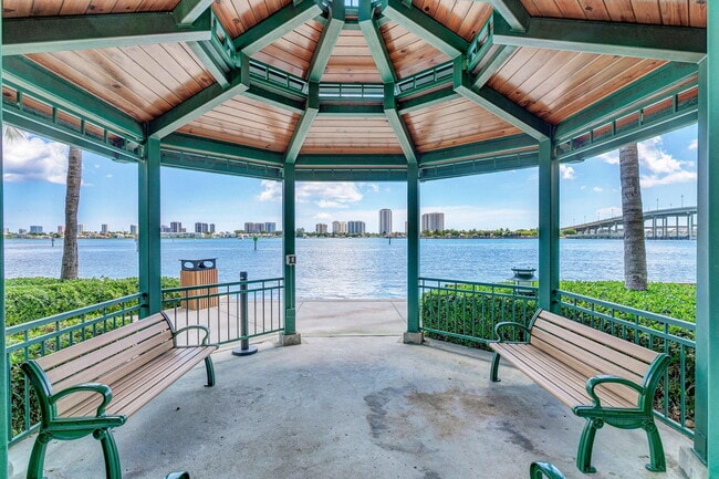 Building Photo - 2650 Lake Shore Dr