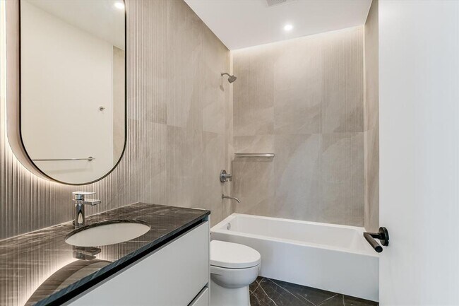 Building Photo - 610 Davis St