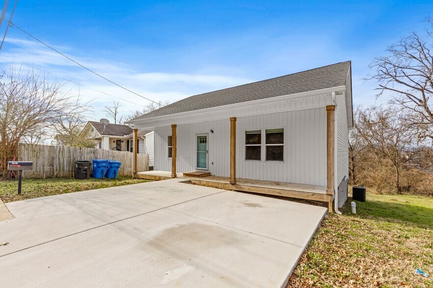 Building Photo - 1213 N Chamberlain Ave