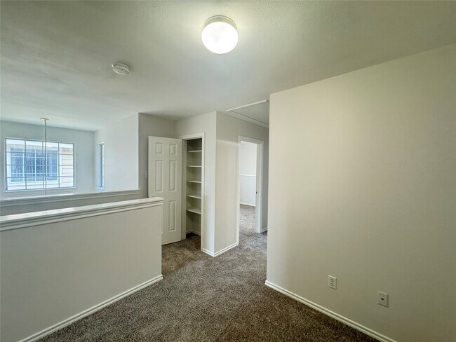 Building Photo - 5715 Vinemont Ln