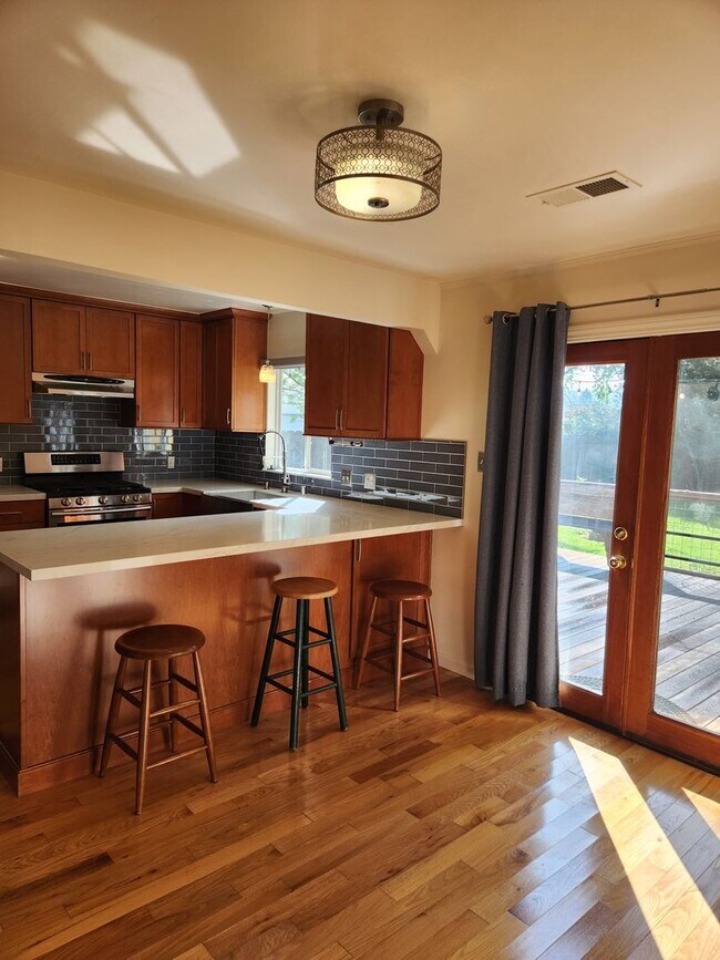 Building Photo - Charming 2 bd, 1 bath near downtown Santa Rosa