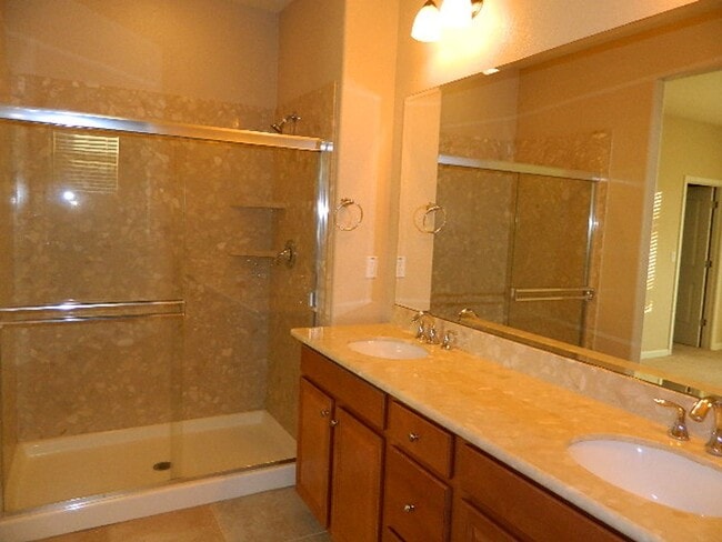 Building Photo - Beautiful home located in Vineyard Pointe Village