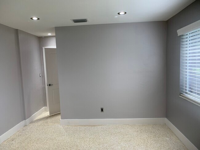 Building Photo - 10790 SW 88th Ave