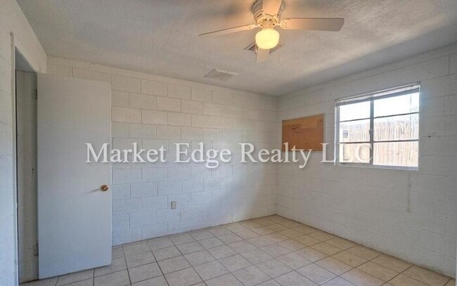 Building Photo - 3Bed/1Bath House at 15TH/Peoria! $399 MOVE...