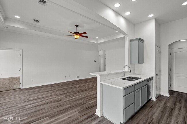 Building Photo - 521 Linnhurst Dr