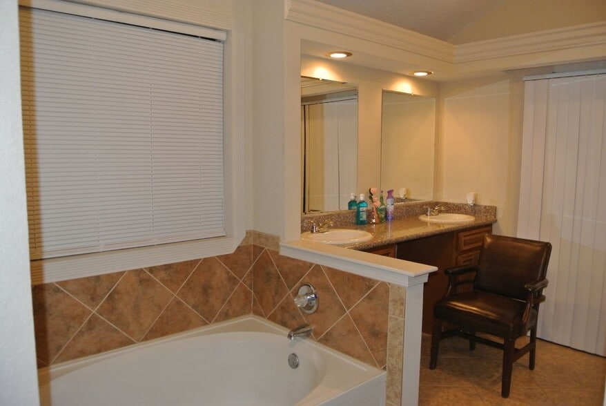 Building Photo - 3653 Timber Bluff Ln