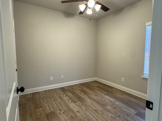 Building Photo - 7836 Cottonwood Dr