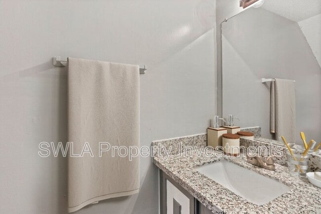 Building Photo - 3221 Ryan St