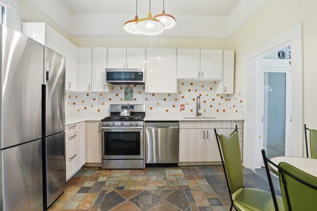 Building Photo - Savannah's Victorian Historic District