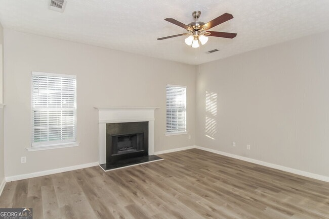 Building Photo - 550 Gardinia Dr