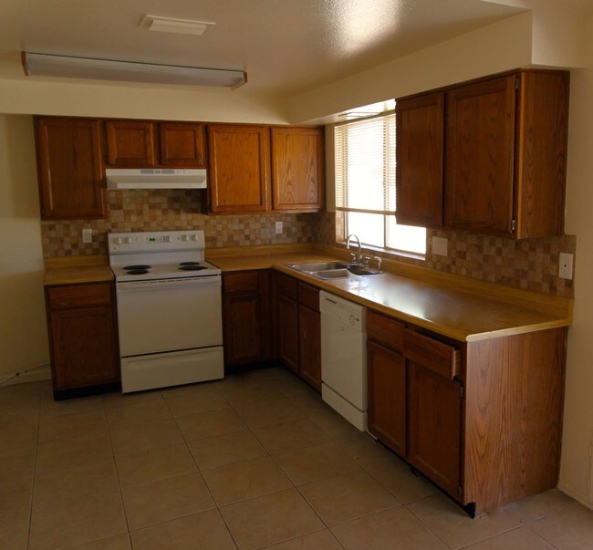 Building Photo - 1138 E Avenida Grande