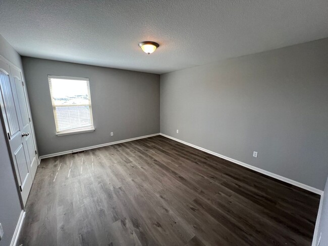 Building Photo - Beautiful 3/2.5 Duplex in Blue Springs!