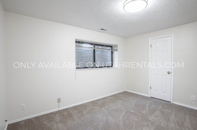 Building Photo - 1160 E 40 N St