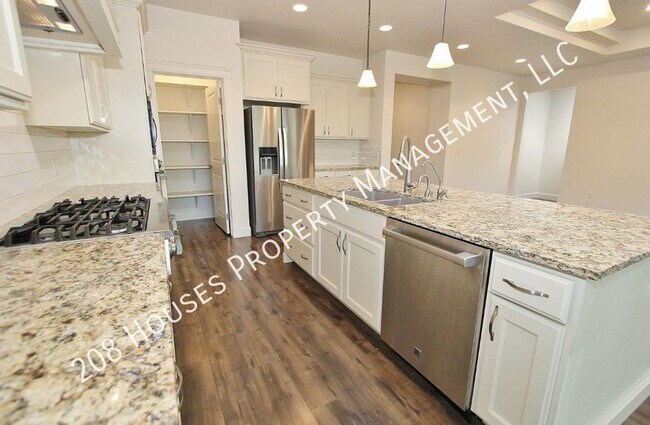Building Photo - Immaculate Single-Level Home