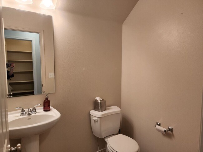 Building Photo - Beautiful 3 bedroom, 2.5 bathroom home with loft  in West Boise. Great floor plan that has everyt...