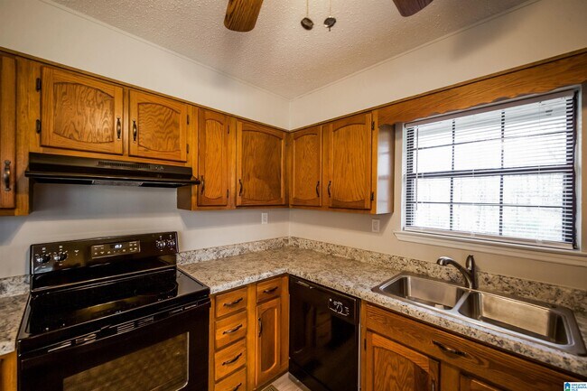 Building Photo - 21264 Royal Dr