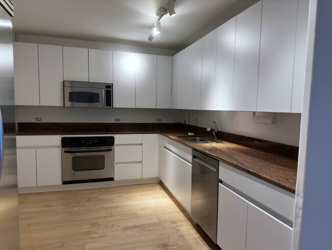 Building Photo - 2400 N Lakeview Ave