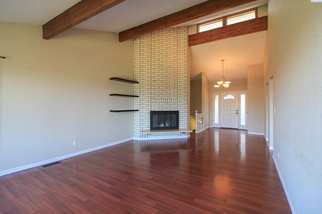 Building Photo - Large 5 Bed/3 Bath Home in Kennewick