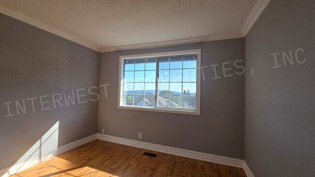 Building Photo - 4+ Bedroom Tigard Home With a Beautiful Vi...