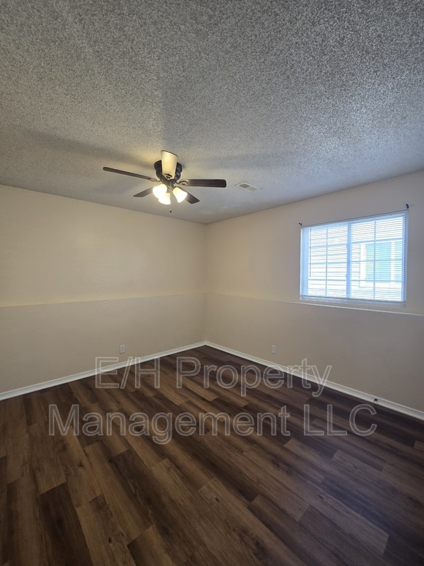 Building Photo - 4462 S Elizabeth Ave