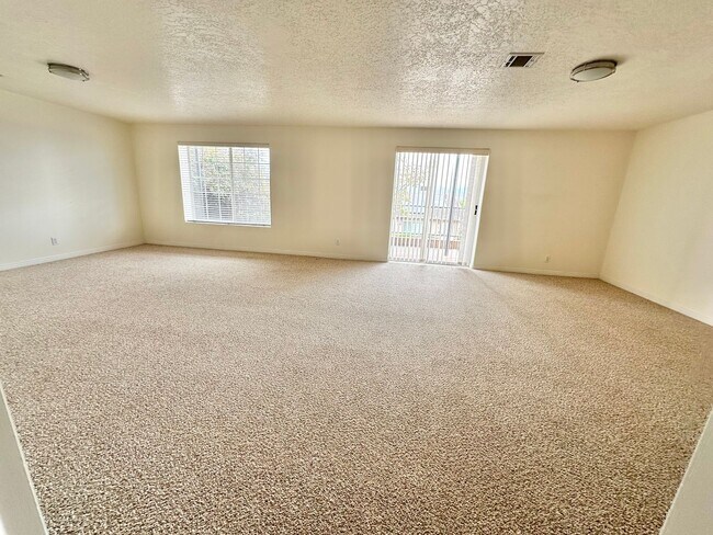 Building Photo - 4 bedrooms plus 2 additional areas. Price Reduced!!