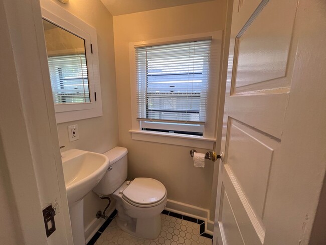 Building Photo - Single Family Heritage Hill Home! Two Bedr...