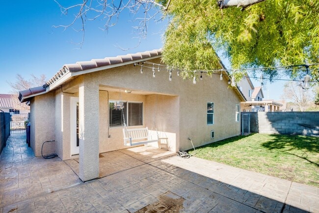 Building Photo - Single story 4 bed, 2 Bath with open floorplan