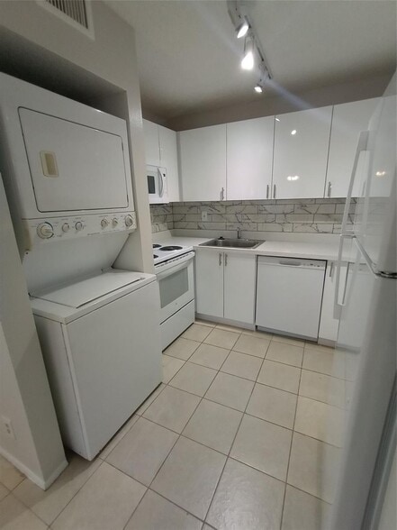 Building Photo - 2641 Riverside Dr