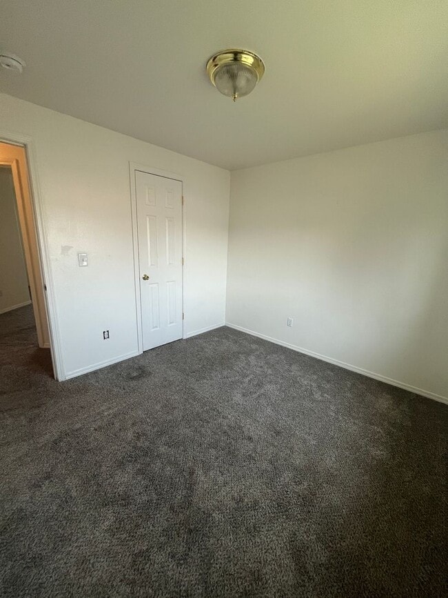 Building Photo - Beautiful Large 3 bedroom 2.5 bath home
