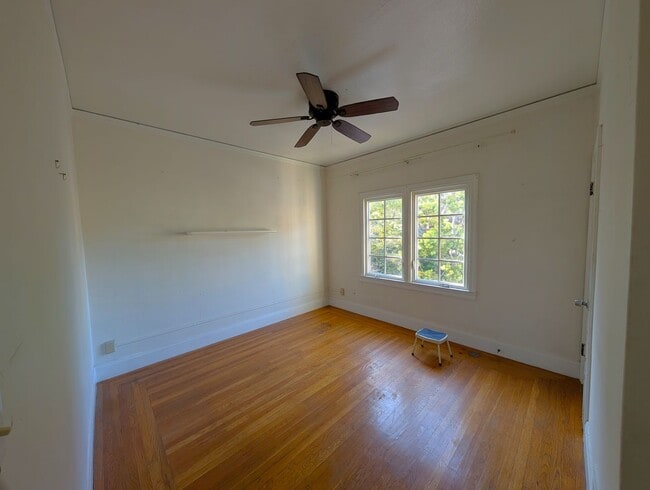 Building Photo - Spacious one-bedroom apartment with Harwoo...