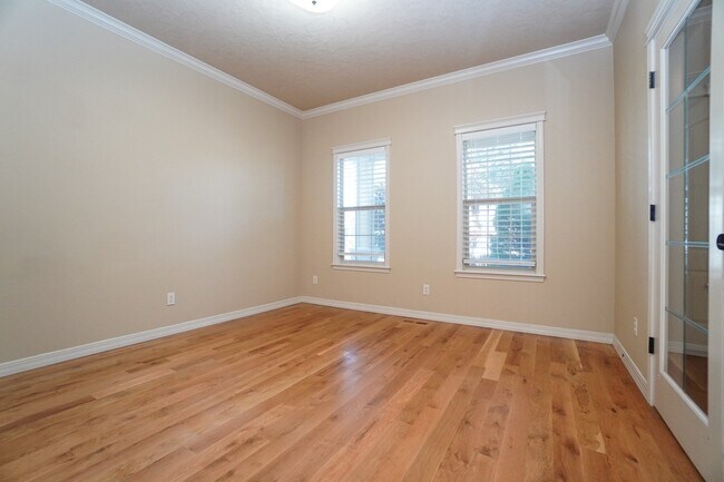 Building Photo - 2319 E Challis St