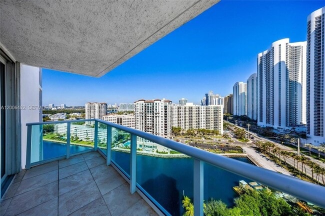 Building Photo - 100 Bayview Dr