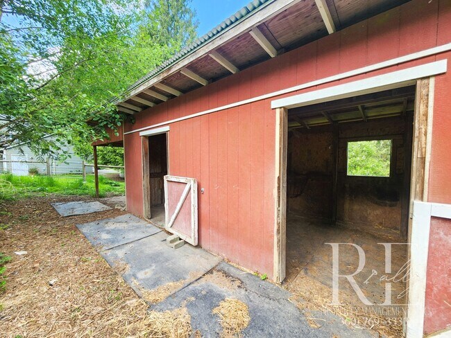 Building Photo - Forest-Edged Retreat with Pasture Access –...