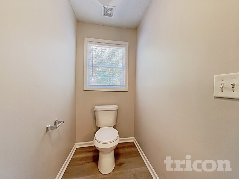 Building Photo - 305 Nims Dr