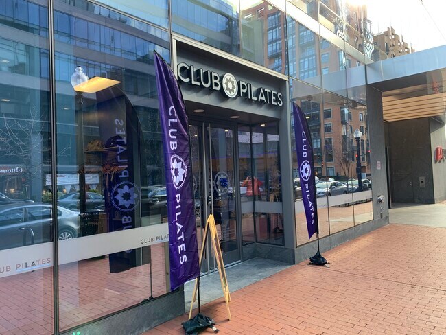 Neighborhood Amenities - 400 Massachusetts Ave NW