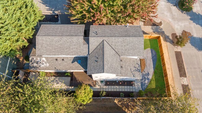 Building Photo - Huge Home Near it All in Greenwood