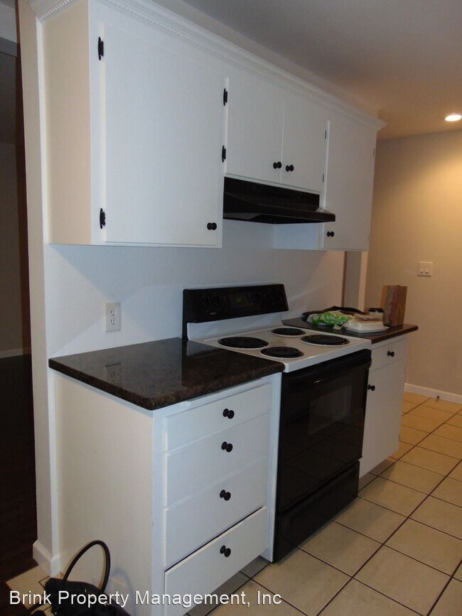 Building Photo - 2 br, 1 bath House - 922 100th Ave NE #13