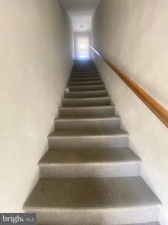 Building Photo - 131 Simpson St