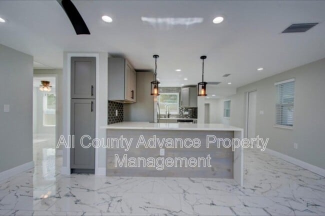 Building Photo - 425 Orangewood Dr