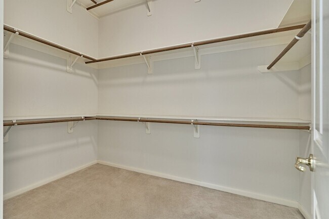 Building Photo - 118 Robindale Cir