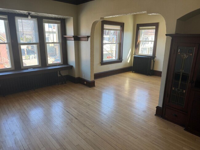 Building Photo - 815 E Locust St