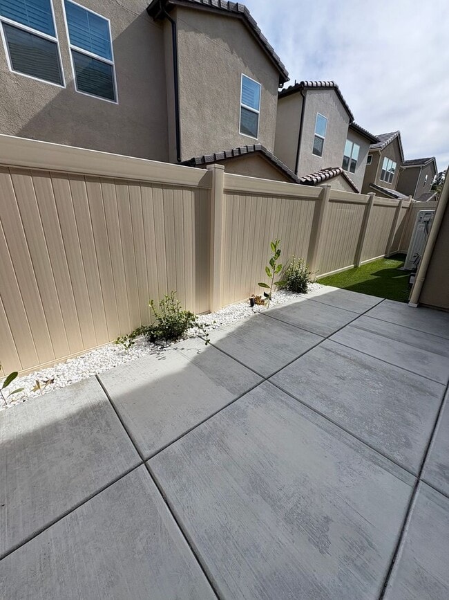 Building Photo - Beautiful Home Bedford Community!