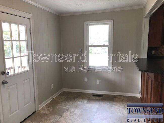 Building Photo - 658 Woodburn Dr