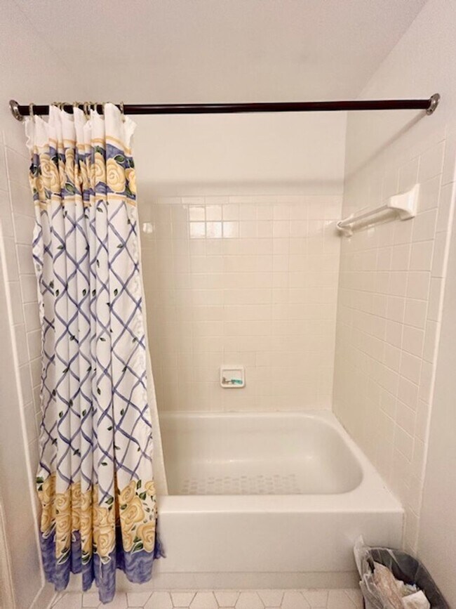 Building Photo - 5 Milestone Manor Ct