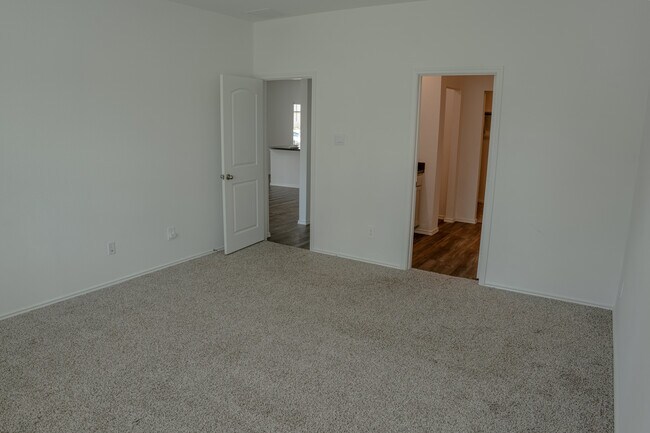 Building Photo - 5746 Hampton Vly Dr
