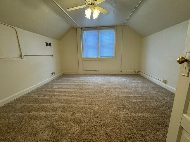 Building Photo - 215 E 9th St