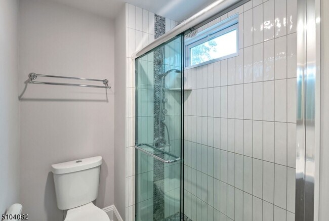 Building Photo - 204 Forest St