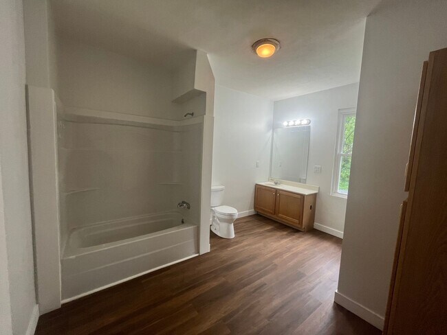 Building Photo - 3 Bedroom, 2 Bath House
