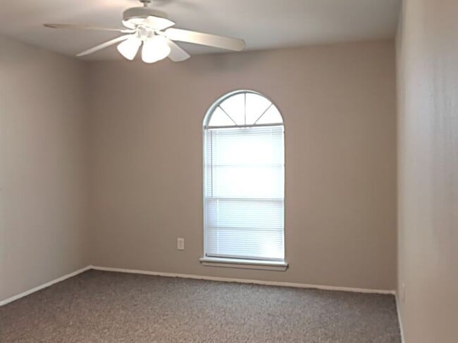 Building Photo - No Application Fee* Plus $250 Off First 2 ...