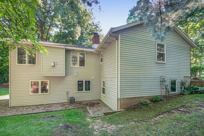 Building Photo - Beautiful 3BD/2.5BA Ranch in Park-like Set...